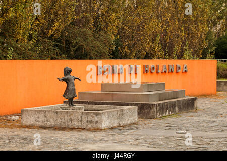 Die Königin von Holland Platz, Skulptur 2004, namens "Brunnen Mädchen", von niederländischen Bildhauerin Tineke Willemse-Steen. Stockfoto