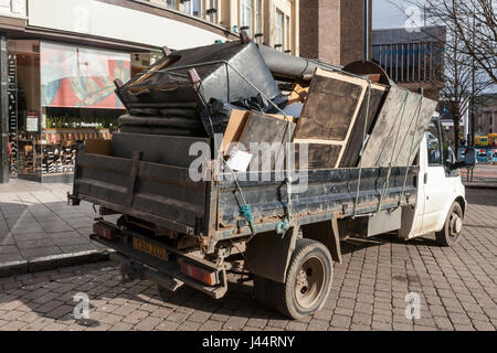 Volle Lkw abholen. Überladene Fahrzeug mit unter aufgepumpten Reifen, Derby, England, Großbritannien Stockfoto