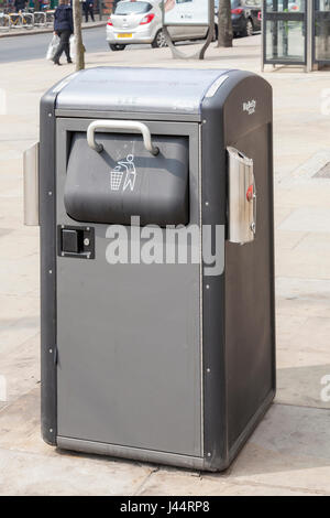 Großen Bauch Solar, eine solarbetriebene compactor Abfallbehälter, Nottingham, England, Großbritannien Stockfoto