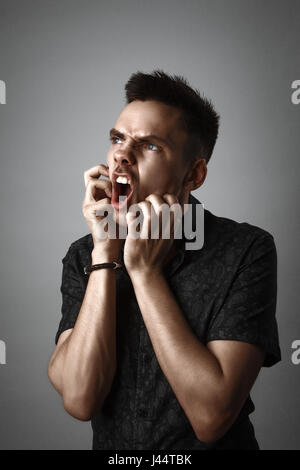 Porträt des jungen böse Mann Stockfoto
