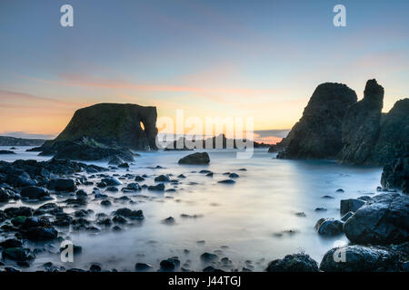 Sonnenuntergang am Elephant Rock am Carricknaford eine Küstenstadt Szene der felsigen Küste in der Nähe von Ballintoy und Whitepark Bay an der Küste Antrim in Nordirland Stockfoto