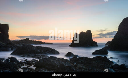 Sonnenuntergang am Carricknaford eine Küstenstadt Szene der felsigen Küste in der Nähe von Ballintoy und Bushmills an der Antrim Nordirland Stockfoto