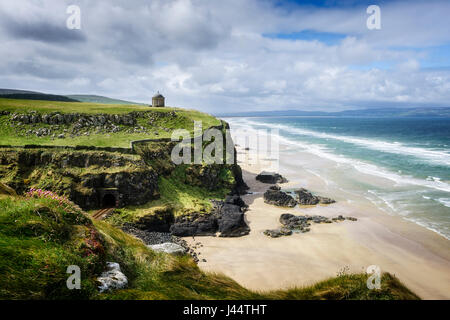 Mussenden Temple auf Klippe über Benone Strand bei Abfahrt in der Nähe von Castlerock im County Londonderry-Nordirland Stockfoto