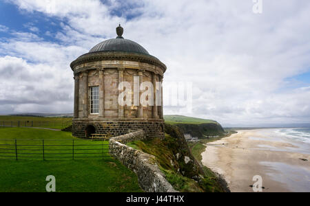 Mussenden Temple auf Klippe über Benone Strand bei Abfahrt in der Nähe von Castlerock im County Londonderry-Nordirland Stockfoto