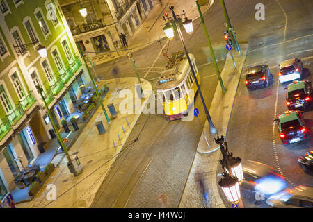 Portugal, Estredmadura, Lissabon, Baixa, Praca da Figueira, Straßenbahn abgestellt in der Nacht. Stockfoto