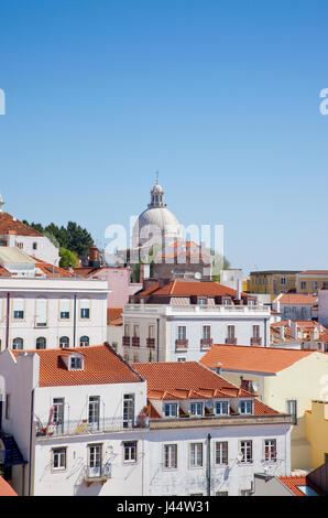 Estredmadura, Portugal, Lissabon, Alfama Viertel, Blick über Dächer aus Miradouro Das Portas Do Sol. Stockfoto