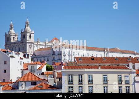 Estredmadura, Portugal, Lissabon, Alfama Viertel, Blick über Dächer aus Miradouro Das Portas Do Sol. Stockfoto