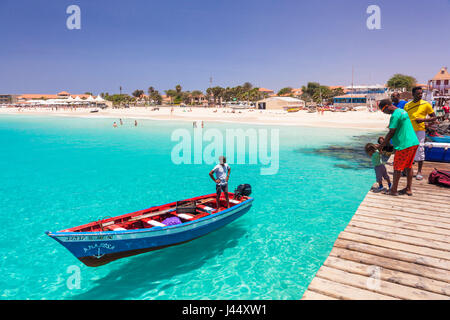 Kap VERDE-SAL Santa Maria Sal Fischer bringen ihren Fang von Fischen in Fischerbooten nach Santa Maria, Insel Sal, Kapverdische Inseln, Afrika Stockfoto