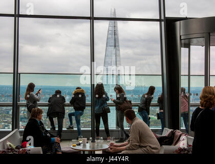 Restaurantblick auf die London Shard Stockfoto