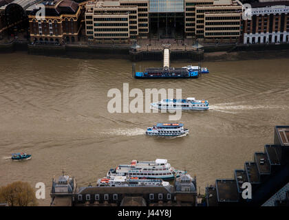 Thames Clipper und Touristen-Vergnügungs-Kreuzfahrtschiffe auf der Themse London, Vogelperspektive Stockfoto