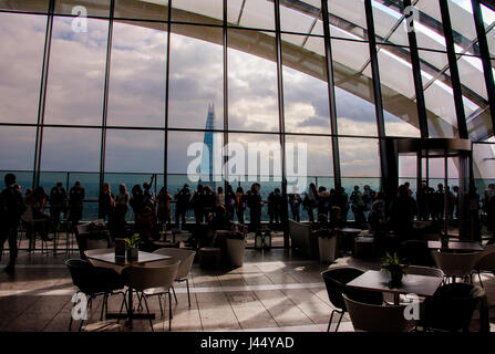 Blick auf die Scherbe vom Café The Walkie-Talkie Gebäude und 20 Gracechurch Street, City of London EC3 Stockfoto