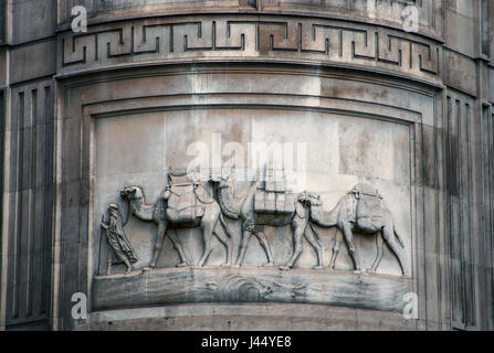 Skulptur Relief eines Mannes führt drei Kamele orientalisch Abbildung möglicherweise T E Laurence Gebäude in London Stockfoto