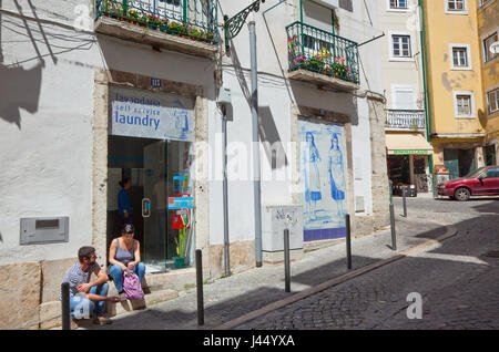 Alfama, Lissabon, Portugal, Estredmadura Bezirk, traditionelle handgemalte Azulejos Fliese Wandbild Panel außerhalb Waschsalon. Stockfoto