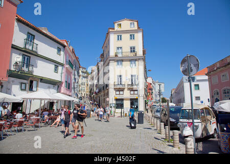 Alfama, Lissabon, Portugal, Estredmadura Bezirk, Touristen zu Fuß vorbei an Cafés im Freien. Stockfoto