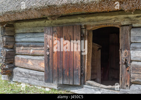 Tallinn, Estland. Landwirtschaftliche Gebäude aus Holz und Stein mit Reetdach Stockfoto