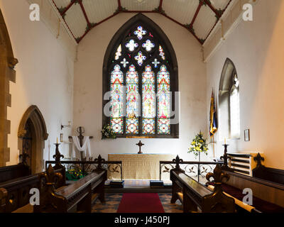 Chor und Altar an der St. James Church Boroughbridge North Yorkshire in England Stockfoto