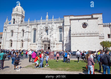 Portugal, Estredmadura, Lissabon, Belem, Mosterio Dos Jeronimos, Fassade des Klosters mit Massen von Touristen. Stockfoto