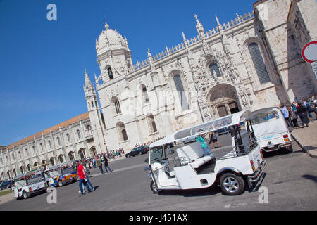 Portugal, Estredmadura, Lissabon, Belem, Mosterio Dos Jeronimos Fassade des Klosters mit Tuk Tuks geparkt. Stockfoto