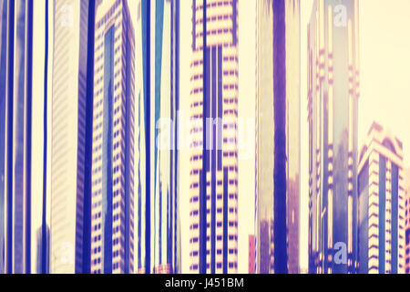 Moderne Gebäude verzerrt und verschwommen Blick spiegelt sich in einer zylindrischen Fläche, abstrakte architektonischen Hintergrund. Stockfoto