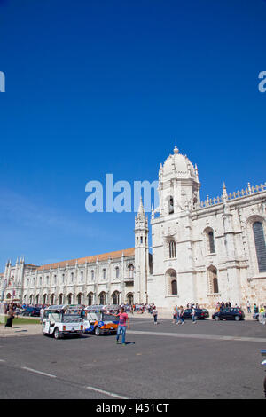 Portugal, Estredmadura, Lissabon, Belem, Mosterio Dos Jeronimos Fassade des Klosters mit Tuk Tuks geparkt. Stockfoto