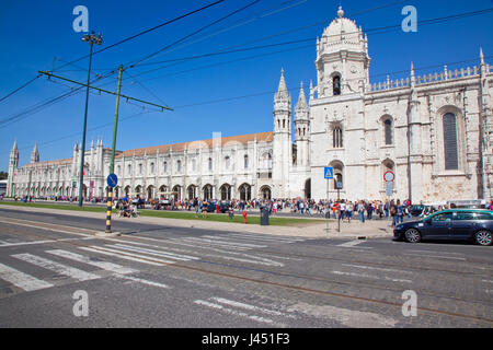 Portugal, Estredmadura, Lissabon, Belem, Mosterio Dos Jeronimos, äußere des Klosters mit Straßenbahnlinien. Stockfoto