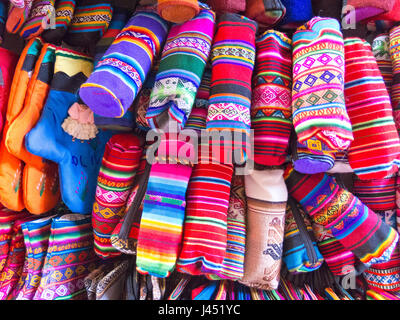 Anzeige der traditionelle Souvenirs auf dem Markt in der Stadt La Paz, Bolivien. Stockfoto