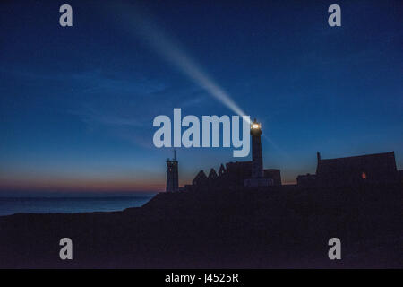 Ruine der Abtei und Leuchtturm bei Nacht, Pointe de Saint-Mathieu, Bretagne, Frankreich, Europa Stockfoto