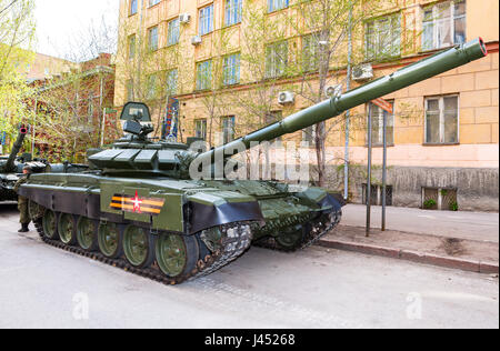 Samara, Russland - 6. Mai 2017: Neue militärische modifizierte russische Armee Kampfpanzer T-72B3M in grüne Tarnung in der Stadtstraße in Samara, Russland Stockfoto