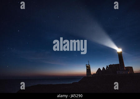 Ruine der Abtei und Leuchtturm bei Nacht, Pointe de Saint-Mathieu, Bretagne, Frankreich, Europa Stockfoto