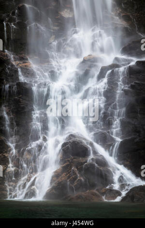 Nahaufnahme der Cascata della Froda, Sonogno, Valle Verzasca, Kanton Tessin, Schweiz. Stockfoto