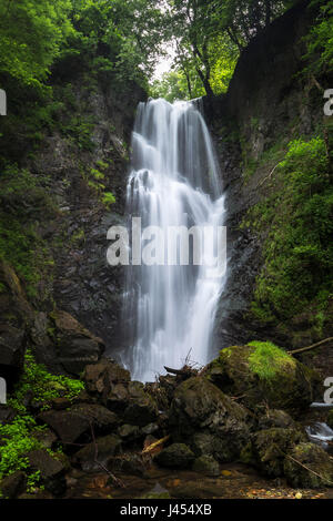 Der Wasserfall namens Pesegh oder Pesech, erstellt von den Torrent Valmolina in Brinzio, Valganna, Parco del Campo dei Fiori, Bezirk Varese, Lombardei, es Stockfoto