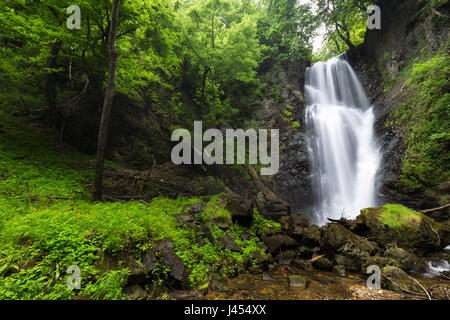 Der Wasserfall namens Pesegh oder Pesech, erstellt von den Torrent Valmolina in Brinzio, Valganna, Parco del Campo dei Fiori, Bezirk Varese, Lombardei, es Stockfoto