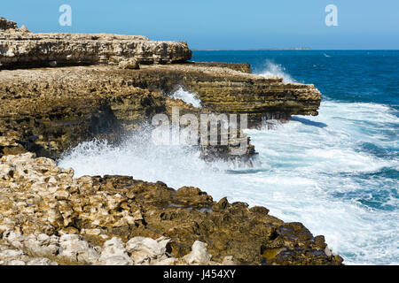 Antigua, Atlantik felsige Küste mit weißen Wellen Stockfoto