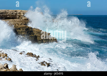 Antigua, Atlantik felsige Küste mit weißen Wellen Stockfoto