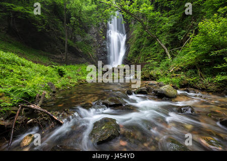 Der Wasserfall namens Pesegh oder Pesech, erstellt von den Torrent Valmolina in Brinzio, Valganna, Parco del Campo dei Fiori, Bezirk Varese, Lombardei, es Stockfoto