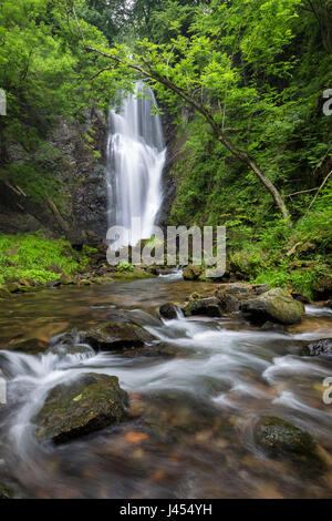 Der Wasserfall namens Pesegh oder Pesech, erstellt von den Torrent Valmolina in Brinzio, Valganna, Parco del Campo dei Fiori, Bezirk Varese, Lombardei, es Stockfoto