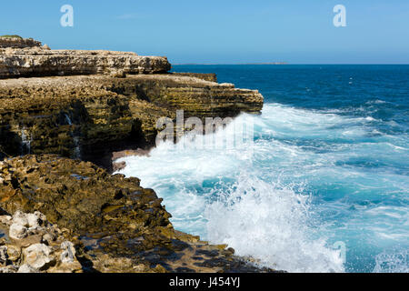 Antigua, Atlantik felsige Küste mit weißen Wellen Stockfoto