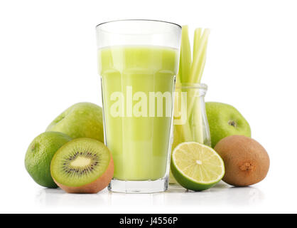 Gesunden grünen Smoothie mit Spinat, Avocado, Kiwi, Apfel und Limette isoliert auf weiss Stockfoto