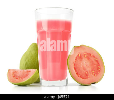 Glas der Guave Smoothie mit Guava Obst isoliert auf weißem Hintergrund Stockfoto