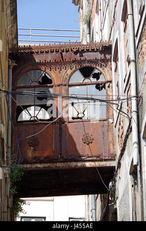 Gebäude in der Rua de Santa Barbara, Estafania Viertel, Gebäude leer und wartet auf Sanierung oder Abriss, in Graffiti bedeckt Stockfoto