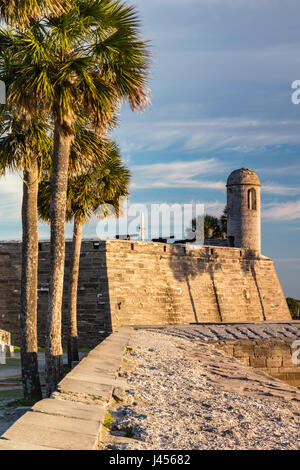 Castillo de San Marcos Nationaldenkmal gebadet im frühen Morgenlicht, St. Augustine, Florida Stockfoto