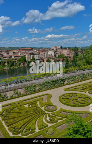 Der Fluss Tarn und Berbie Palace Gärten, Albi, Occitanie, Frankreich. Stockfoto