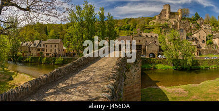 Ein Sepia Rendering des mittelalterlichen Dorfes von Belcastel mit gewölbten Pont Vieux, die überspannt den Fluss Aveyron. Occitanie, Frankreich. Stockfoto