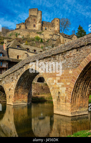 Das mittelalterliche Dorf Belcastel mit gewölbten Pont Vieux, die überspannt den Fluss Aveyron. Occitanie, Frankreich. Stockfoto