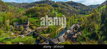 Das mittelalterliche Dorf Belcastel mit gewölbten Pont Vieux, die überspannt den Fluss Aveyron. Occitanie, Frankreich. Stockfoto