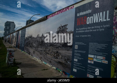 Der "Krieg gegen die Wand" Folgen des Krieges in Syrien-Ausstellung des deutschen Fotografen Kai Weidenhofer, der an der Berliner Mauer angezeigt wurde. Stockfoto