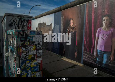 Der "Krieg gegen die Wand" Folgen des Krieges in Syrien-Ausstellung des deutschen Fotografen Kai Weidenhofer, der an der Berliner Mauer angezeigt wurde. Stockfoto