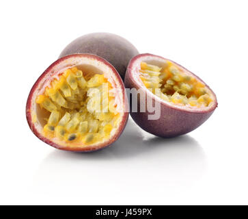 Reife Maracujas isoliert auf weißem Hintergrund Stockfoto