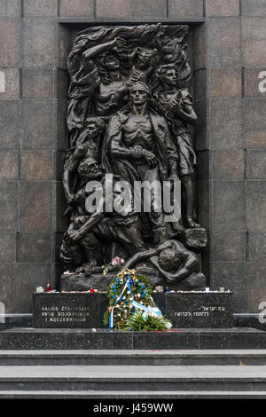 Die Ghetto-Helden-Denkmal, Warschau in das Gebiet, das früher ein Teil des Warschauer Ghettos wo die ersten Zusammenstoß bewaffneten erfolgte. Stockfoto