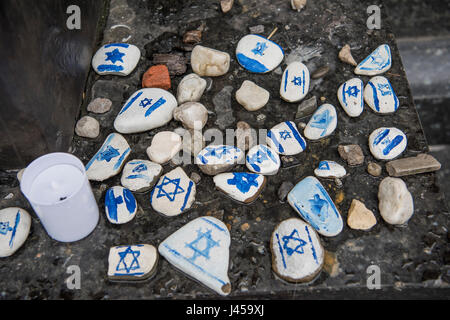 Handgemalte Steinen mit dem Davidstern gemalt durch Besucher am Fuße des Warschauer Ghetto Helden Denkmal links. Stockfoto